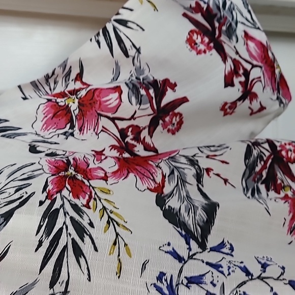 April Kiss Cropped Tie Front Blouse - Picture 4 of 10